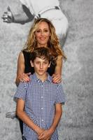 Los angeles, 9 avril - kim raver, fils arrive à la 42 première au théâtre chinois le 9 avril 2013 à los angeles, ca photo