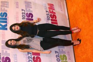 los angeles, 11 mai - kendall jenner, kylie jenner assistent au concert de tango wango 2013 produit par kiis-fm au centre de dépôt à domicile le 11 mai 2013 à carson, ca photo