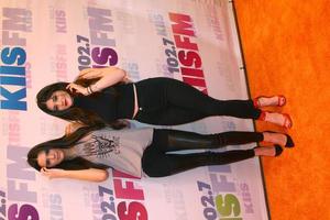 los angeles, 11 mai - kendall jenner, kylie jenner assistent au concert de tango wango 2013 produit par kiis-fm au centre de dépôt à domicile le 11 mai 2013 à carson, ca photo