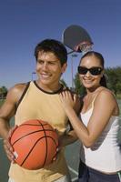 couple au terrain de basket