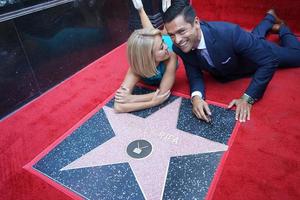 los angeles, oct 12 - kelly ripa, marque consuelos, lors de la cérémonie du kelly ripa hollywood walk of fame au hollywood walk of fame le 12 octobre 2015 à los angeles, ca photo