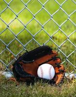 baseball en gant sur l'herbe