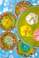 fleurs de sucre dans un verre avec une gelée jaune photo