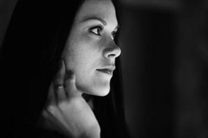 portrait monochrome noir et blanc d'une jeune fille photo