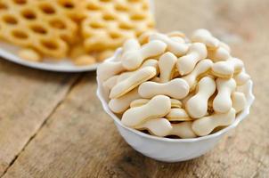 beaucoup de biscuits sur la table en bois photo