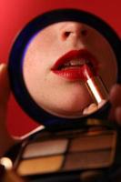 lèvres rouges avec rouge à lèvres dans un miroir de courtoisie photo
