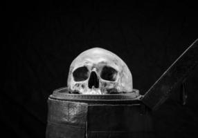 crâne humain sont placés dans une vieille boîte en cuir