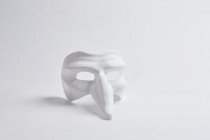 masque vénitien blanc sur fond blanc photo