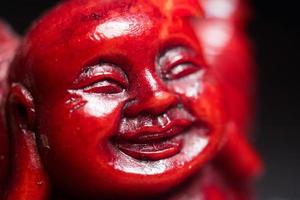 visage de statue de buddah rouge photo