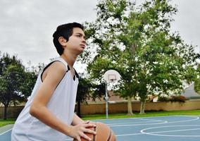 garçon jouant au basket photo