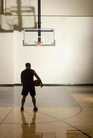 basketteur seul dans un terrain de basket