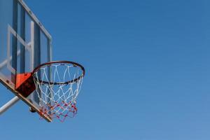 Conseil de basket-ball et cerceau avec un ciel bleu.
