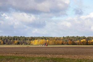 tracteur dans un champ photo