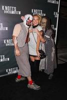 los angeles, 3 oct - peta murgatroyd à la ferme effrayante de knott s effrayante célébrité vip ouverture à la ferme de baies de knott le 3 octobre 2014 à buena park, ca photo