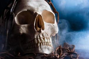 crâne humain avec chaîne et fumée photo