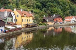 krumlov, république tchèque, 2017. bâtiments colorés le long de la rivière vlatava photo