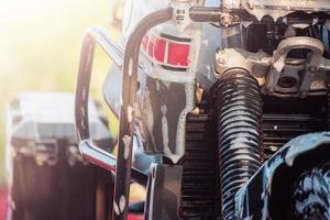 une moto propre et humide de la classe enduro. Lave-Auto. transport en mousse. vélo mouillé. photo