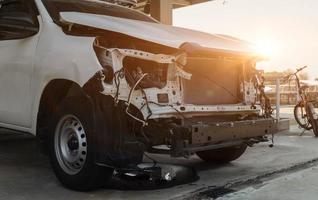 une voiture blanche est endommagée par accident dans la rue. accident de voiture. photo