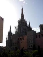 silhouette de la cathédrale de la ville de barcelone photo