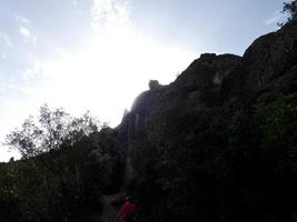 vues de la montagne de montserrat au nord de la ville de barcelone photo