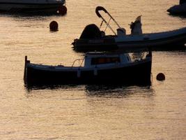 rétro-éclairage de bateaux de sport au mouillage dans une baie photo