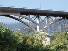 détail d'une structure de pont moderne du XXe siècle. photo