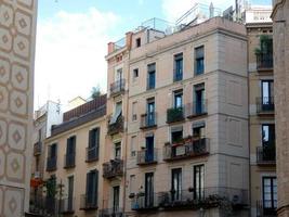 edificio tipico de la ciudad de barcelone al lado de santa maria del mar photo