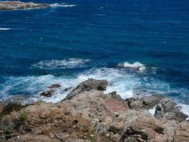 vagues se brisant sur le rocher dans la mer méditerranée photo