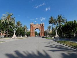 arc de triomphe à barcelone, bâtiment moderne en brique rouge photo