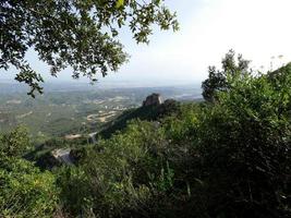vues de la montagne de montserrat au nord de la ville de barcelone photo