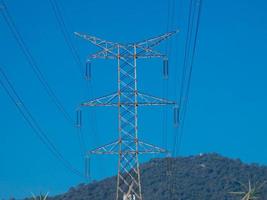 pylônes électriques dans les zones rurales qui apportent l'électricité à nos maisons photo