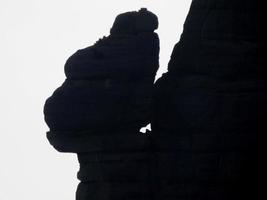 gouffre naturel dans les montagnes de montserrat, catalogne, espagne photo