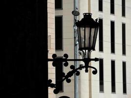 lampe rétroéclairée classique dans le quartier gothique de barcelone, espagne. photo