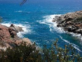 mer bleue et ciel bleu de la costa brava catalane, espagne photo