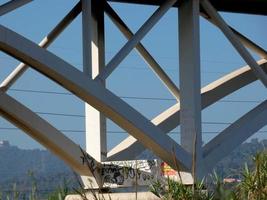 pont sur une rivière pour le passage des véhicules à moteur photo