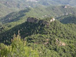 vues de la montagne de montserrat au nord de la ville de barcelone photo