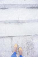 les pieds des femmes dans les escaliers en ballerines jaunes photo