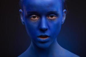 photo d'art d'une belle femme au visage bleu foncé