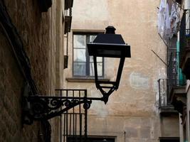 lampadaire classique dans le quartier gothique de la ville de barcelone. photo