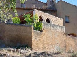 maison de montagne typiquement catalane dans les environs de barcelone, espagne photo