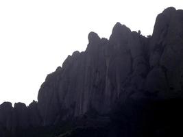 profil des montagnes de montserrat dans la province de barcelone, catalogne, espagne. photo