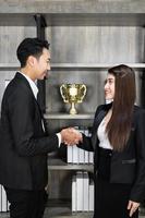 concept de réussite commerciale, homme d'affaires et femme d'affaires se serrant la main. poignée de main de gens d'affaires photo