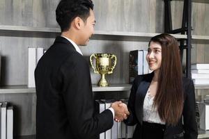 concept de réussite commerciale, homme d'affaires et femme d'affaires se serrant la main. poignée de main de gens d'affaires photo