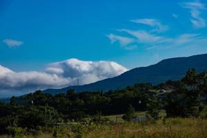 paysage d'une vallée de montagne avec des nuages dans les montagnes de crimée au-dessus de gurzuf. photo