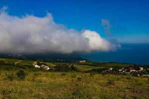 mont ayu dag avec des nuages sur le fond de la mer noire tôt le matin. photo