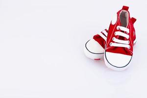 baskets bébé rouge isolés sur fond blanc. magasin de chaussures pour enfants. espace de copie. photo