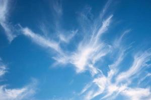 été bleu ciel nuage dégradé lumière fond blanc. beauté, clair, nuageux au soleil. photo