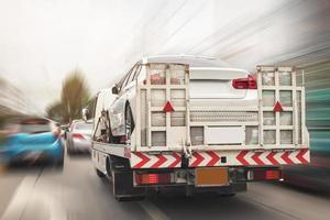 voiture cassée sur dépanneuse après un accident de la circulation, sur le service routier photo