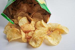 croustilles dans un sac ouvert, délicieux assaisonnement pour barbecue épicé pour les frites, collation frite en tranches fines restauration rapide dans un sac ouvert. photo