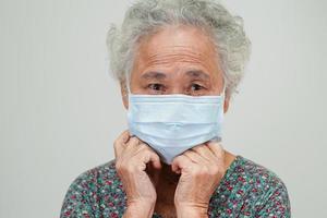 patiente âgée asiatique portant un masque pour protéger le coronavirus covid-19. photo